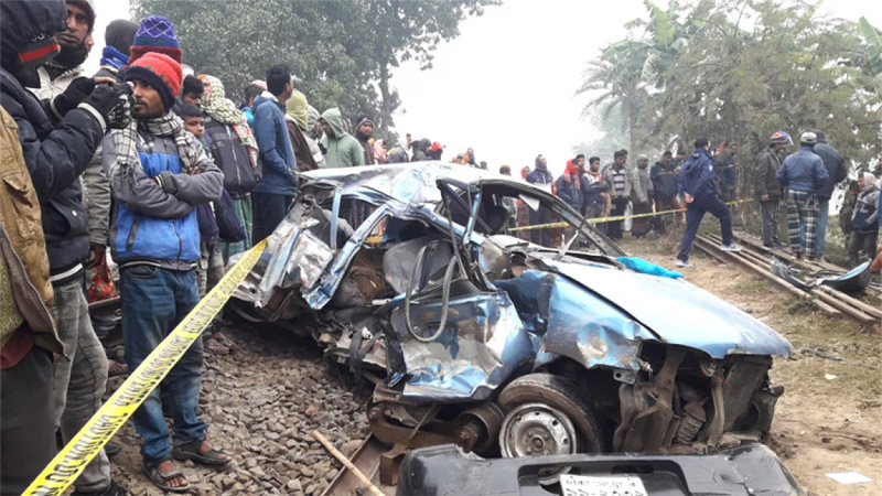 ট্রেনের ধাক্কায় প্রাইভেটকারের ৩ যাত্রী নিহত