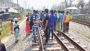 কুমিল্লায় ট্রেনে কাটা পড়ে তিন স্কুলছাত্রী নিহত