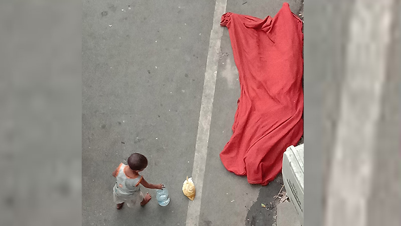 অবুঝ শিশুর বিফল চেষ্টা