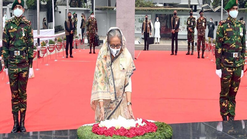 বঙ্গবন্ধুর প্রতিকৃতিতে প্রধানমন্ত্রীর শ্রদ্ধা