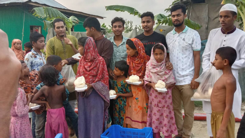 অসহায়দের মাঝে ‘হেল্প ফর ভোলা’র ইফতার বিতরণ