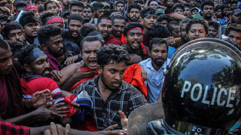 শ্রীলংকার প্রধানমন্ত্রীর বাসভবন ঘেরাও করে শিক্ষার্থীদের বিক্ষোভ