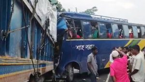 নেত্রকোনায় বাস-ট্রাকের মুখোমুখি সংঘর্ষে নিহত ২