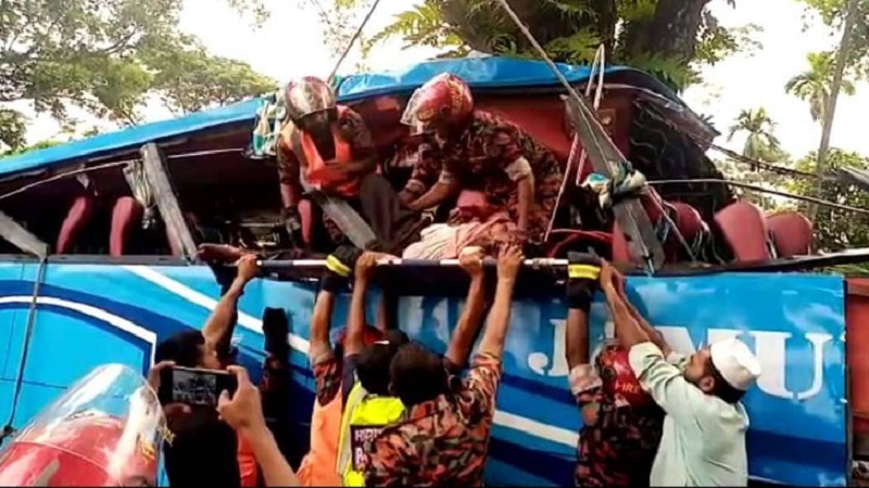 উজিরপুরে গাছের সঙ্গে বাসের ধাক্কা, নিহত বেড়ে ১০