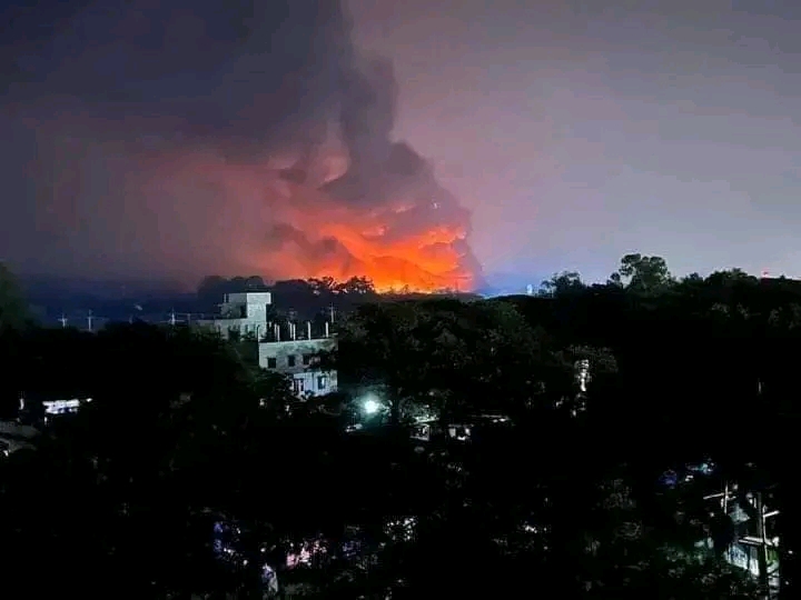 সীতাকুণ্ডে বিস্ফোরণের শব্দে আশেপাশের এলাকা কেঁপে ওঠে