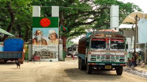 তেলের দাম বৃদ্ধিতে বেনাপোলে পণ্য পরিবহনে অচলাবস্থা