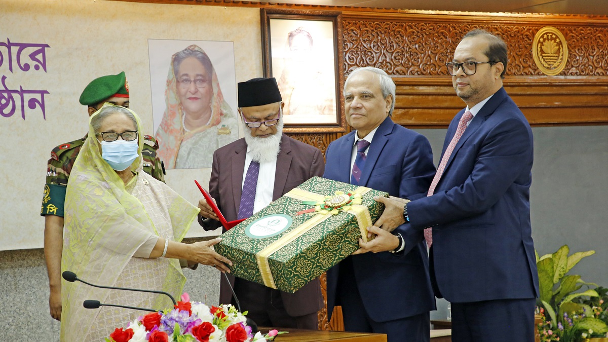 প্রধানমন্ত্রীর ত্রাণভান্ডারে ইসলামী ব্যাংকের ২ লাখ কম্বল প্রদান