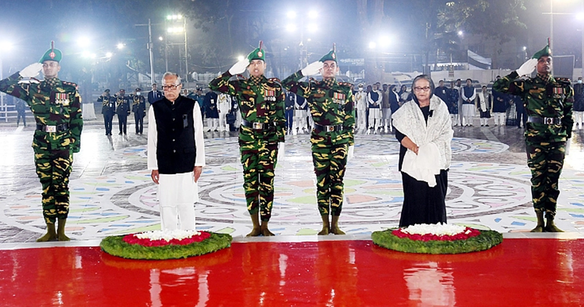 শহীদ মিনারে রাষ্ট্রপতি-প্রধানমন্ত্রীর শ্রদ্ধা