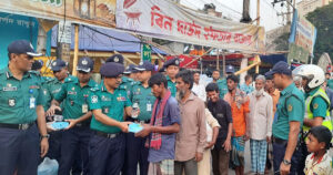 অসহায়দের মাঝে সিএমপি কমিশনারের ইফতার বিতরণ