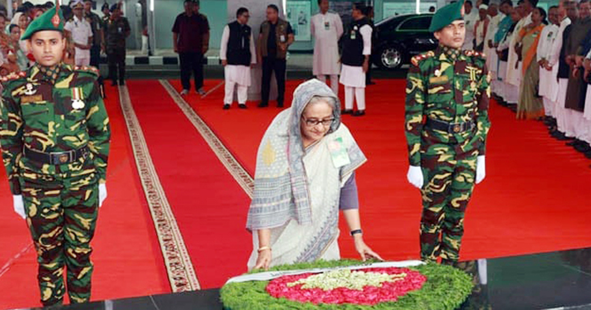 বঙ্গবন্ধুর প্রতিকৃতিতে প্রধানমন্ত্রীর শ্রদ্ধা