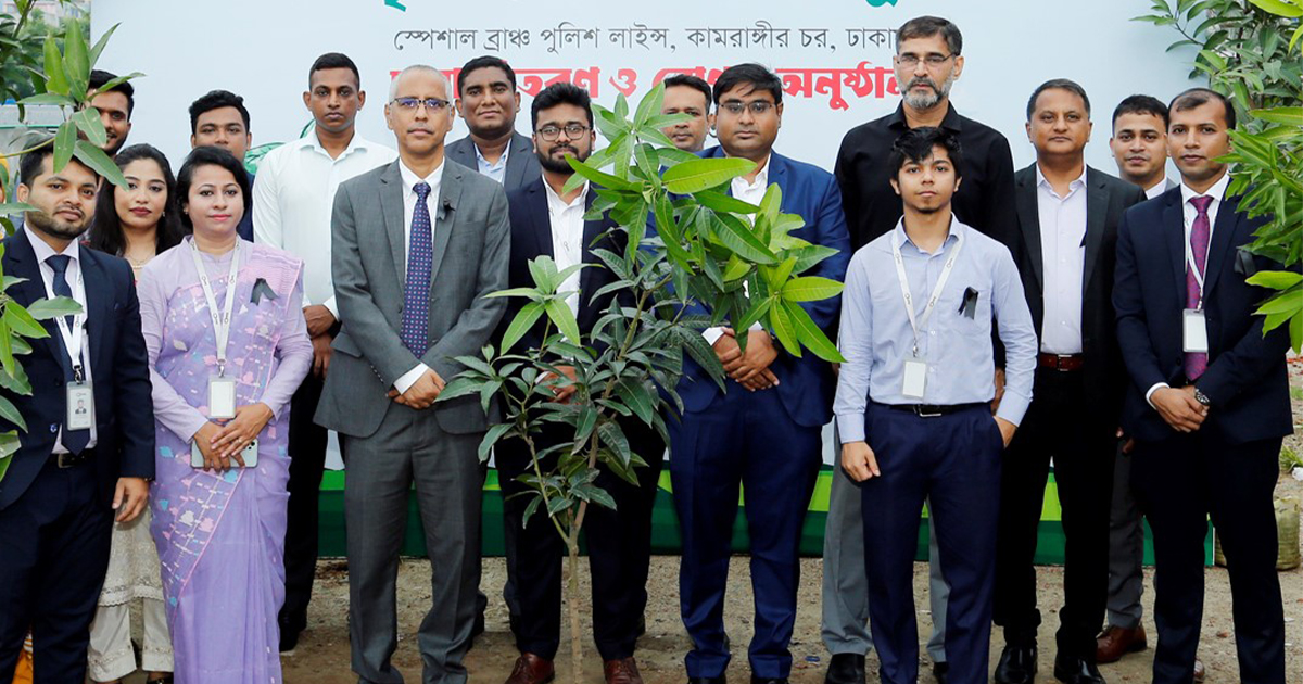 পুলিশের স্পেশাল ব্রাঞ্চে চারা বিতরণ করলো আইএফআইসি ব্যাংক