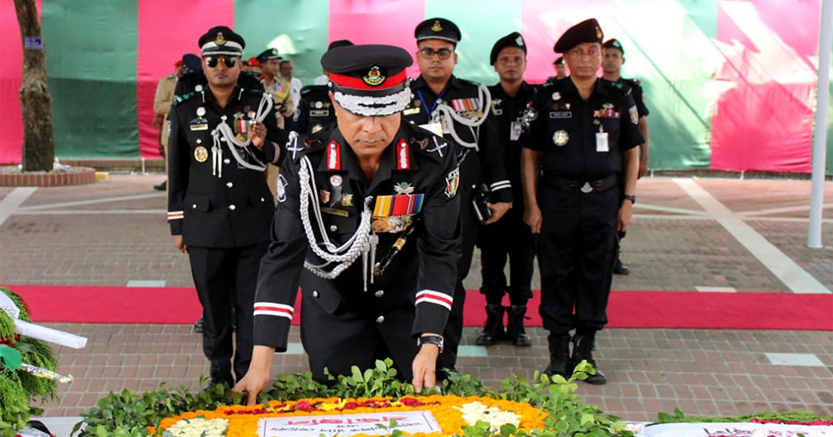 বঙ্গবন্ধুর সমাধিতে র‌্যাবের পুস্পস্তবক অর্পণ