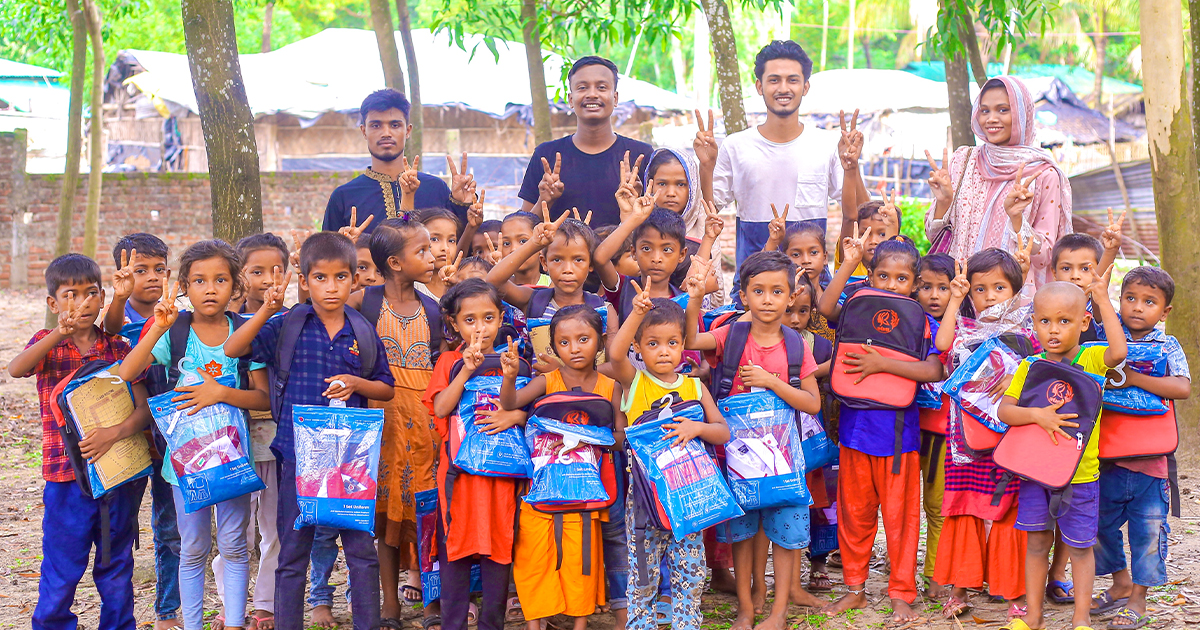 বিনামূল্যে শিক্ষা উপকরণ দিলো ডি স্মার্ট ইউনিফর্ম সলিউশন