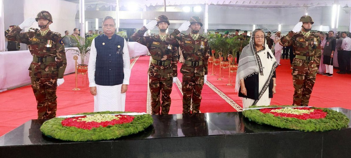 বঙ্গবন্ধুর প্রতিকৃতিতে রাষ্ট্রপতি ও প্রধানমন্ত্রীর শ্রদ্ধা