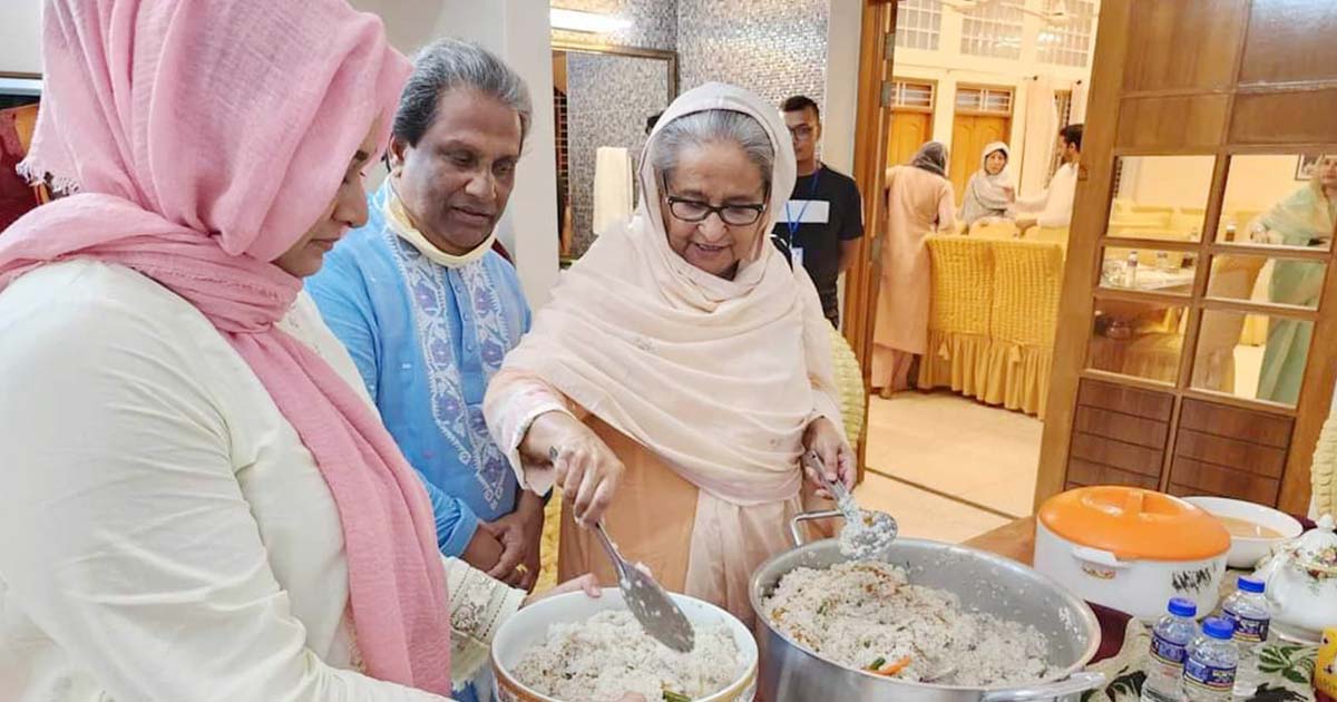 নিজ হাতে ইলিশ-পোলাও রান্না করলেন প্রধানমন্ত্রী