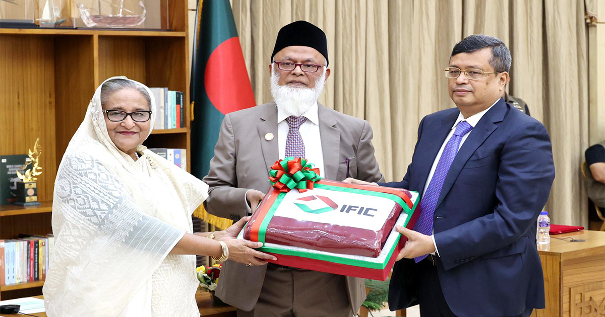 প্রধানমন্ত্রীর ত্রাণ তহবিলে আইএফআইসি ব্যাংকের কম্বল প্রদান