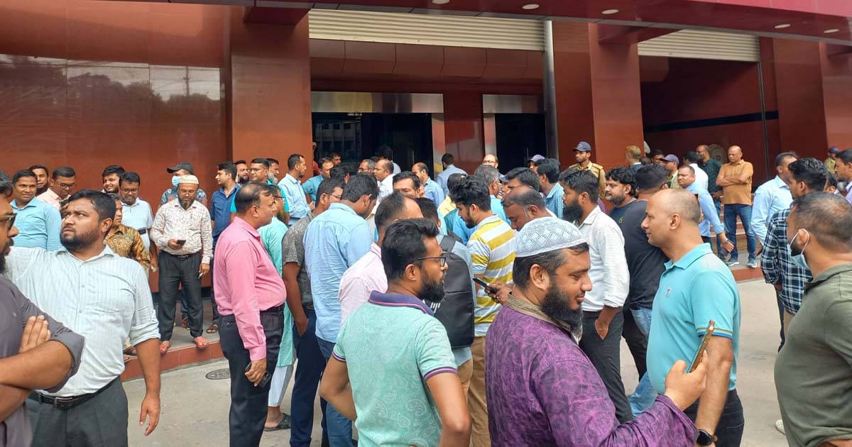 বিএসইসি ও আইসিবি চেয়ারম্যানের পদত্যাগের দাবি তুলেছেন ট্রেডাররা