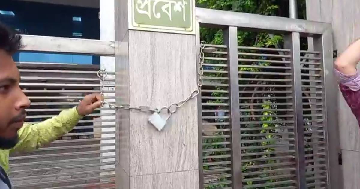 বিএসইসি ভবনে তালা লাগালো বিক্ষুব্ধ বিনিয়োগকারীরা