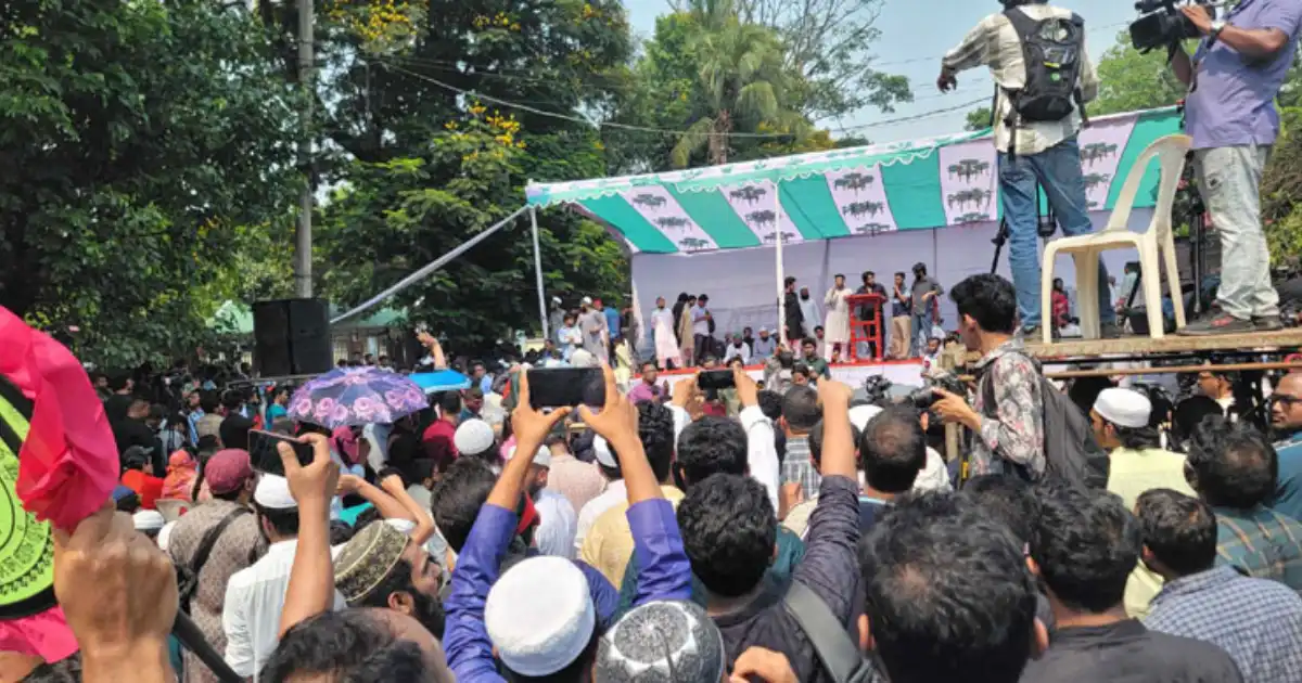 আ.লীগ নিষিদ্ধের দাবিতে স্লোগানে উত্তাল সমাবেশস্থল বিএটিবিসি