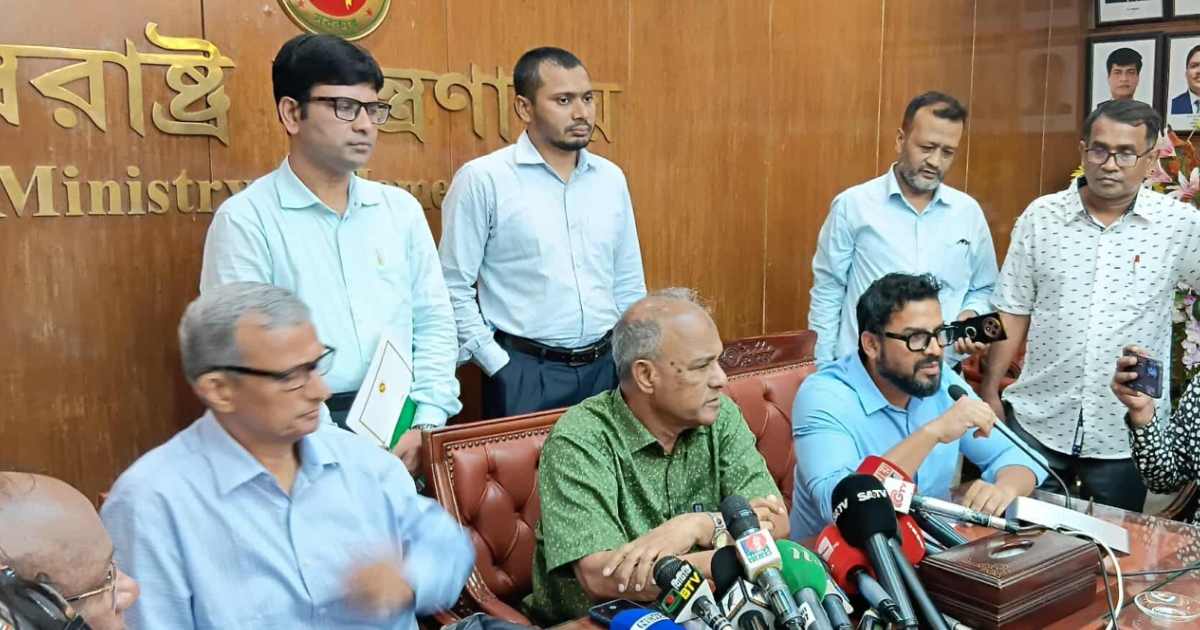 ১২ ঘণ্টার মধ্যে কোরবানির বর্জ্য অপসারণ করা হবে: স্বরাষ্ট্র উপদেষ্টা ব্লকে