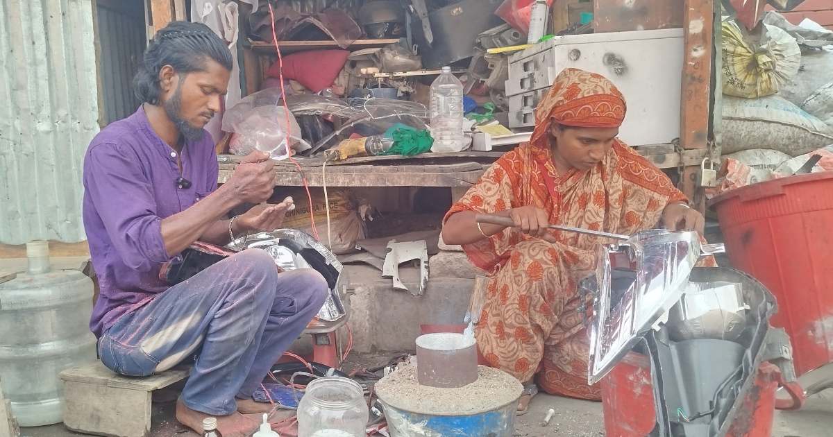 ফুটপাতে কোটি টাকার গাড়ির ভাঙ্গা হেডলাইট ব্যাকলাইট মেরামত হয় পানির দামে লেনদেন