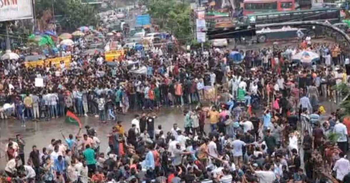 বৃষ্টি উপেক্ষা করে শাহবাগ অবরোধ ছাত্রদলের, যান চলাচল বন্ধ ব্লক