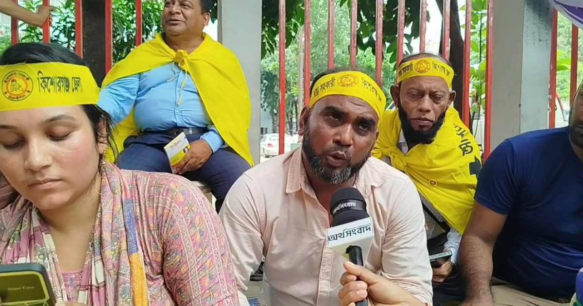 ৬ দাবিতে স্বাস্থ্য সহকারীদের ‘অবস্থান কর্মসূচি’ শেয়ার ধারণে