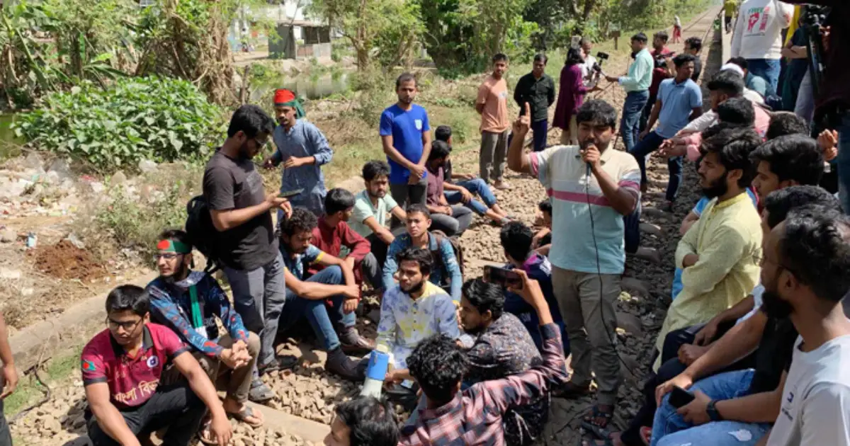 রাজশাহীর রেল যোগাযোগ বিচ্ছিন্ন, স্থানীয়দের স্টপেজ দাবি এনসিসি ব্যাংক