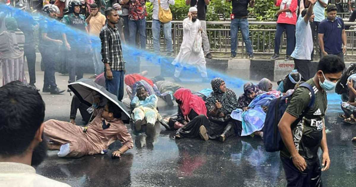 শিক্ষক নিবন্ধন আন্দোলনে জলকামান-সাউন্ড গ্রেনেড ব্লক