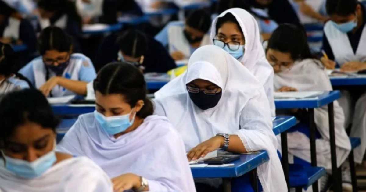 কেন্দ্রে মাস্ক ও স্যানিটাইজার নিতে হবে এইচএসসি পরীক্ষার্থীদের নগদ
