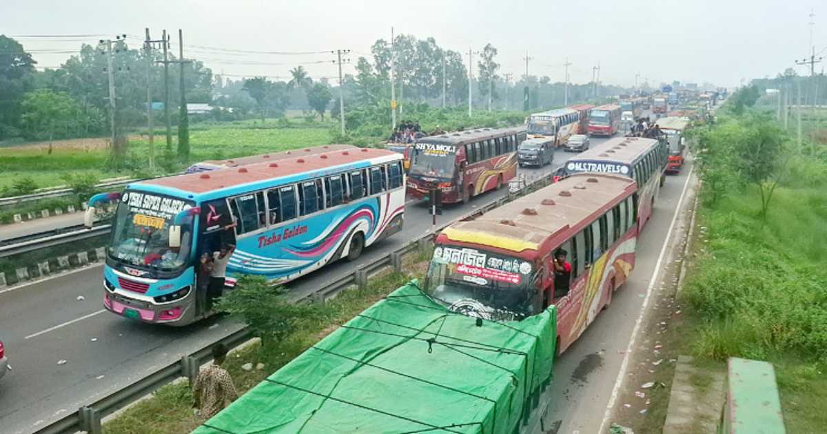 ঢাকা-টাঙ্গাইল-যমুনা সেতু মহাসড়কে ৪৫ কিলোমিটার যানজট এনসিসি ব্যাংক