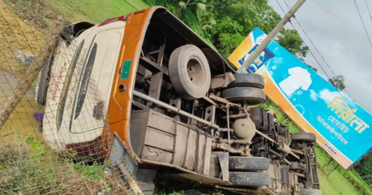 বাস-কাভার্ডভ্যানের সংঘর্ষে বাবা-ছেলেসহ নিহত ৩ পরিশোধিত