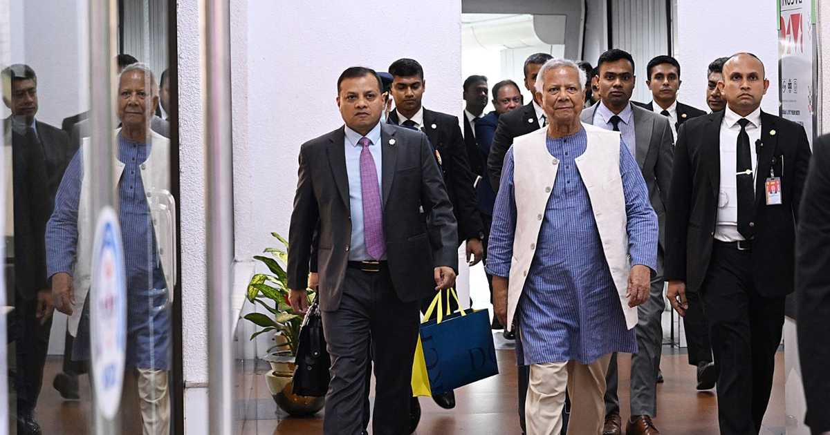যুক্তরাজ্য সফর শেষে দেশে ফিরলেন প্রধান উপদেষ্টা লরিয়েল