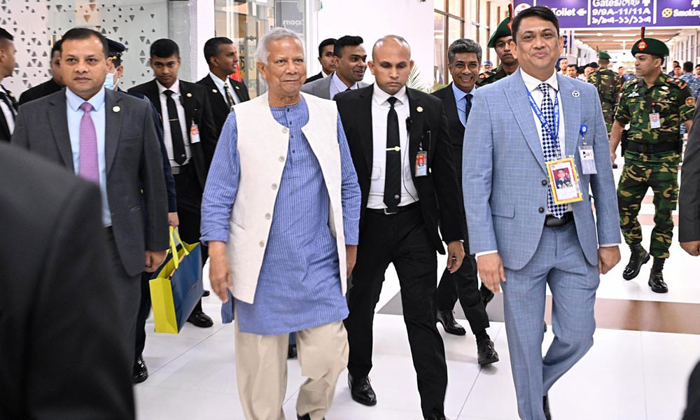 চারদিনের সফর শেষে দেশে ফিরলেন প্রধান উপদেষ্টা ড. মুহাম্মদ ইউনূস লরিয়েল