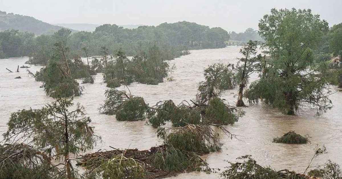 টেক্সাসে হঠাৎ বন্যায় ১৩ জনের মৃত্যু, নিখোঁজ বহু শিশু বিদায়ী
