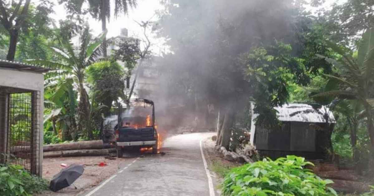 গোপালগঞ্জে পুলিশের গাড়িতে আগুন দিলো ছাত্রলীগ পূবালী