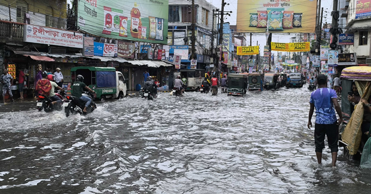 টানা বৃষ্টিতে জলাবদ্ধতায় স্থবির রাজধানী, চরম দুর্ভোগে মানুষ ব্লক