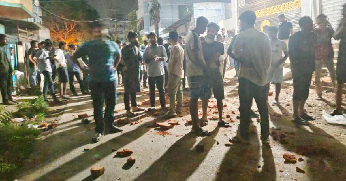 মধ্যরাতে চবি শিক্ষার্থী-স্থানীয়দের সংঘর্ষ, আহত অর্ধশতাধিক সাপ্তাহিক