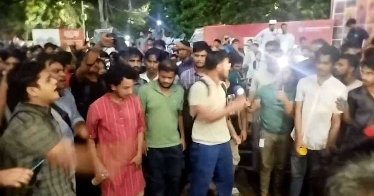 ঢাবিতে বামপন্থি-শিবিরের পাল্টাপাল্টি বিক্ষোভ এক্সিম ব্যাংক