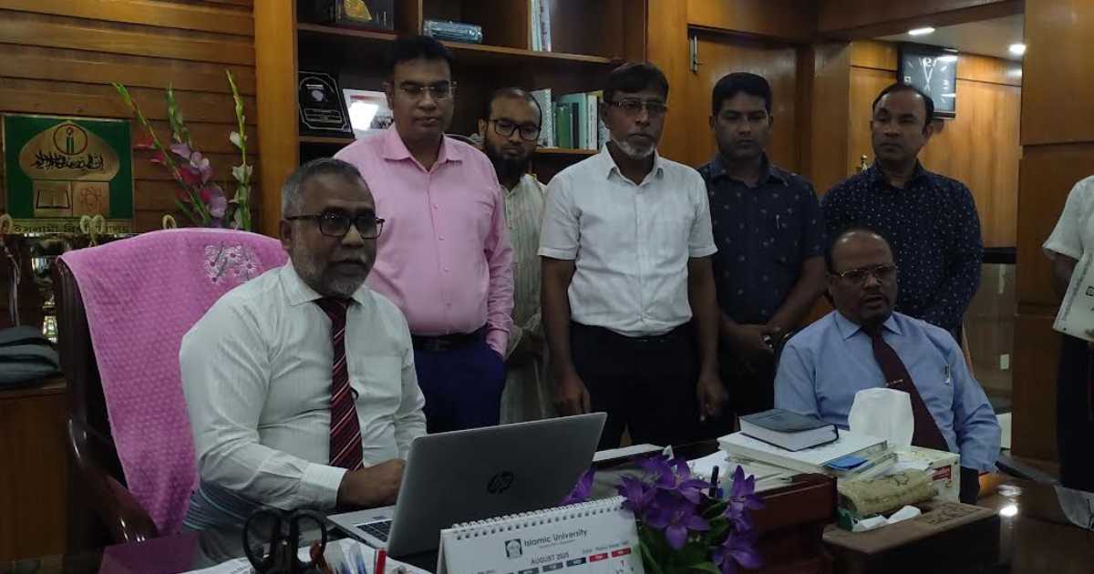 বিশ্ববিদ্যালয়ের নামে ভুয়া ফেসবুক পেজের বিরুদ্ধে আইনগত ব্যবস্থা নেওয়া হবে: ইবি উপাচার্য ব্লকে