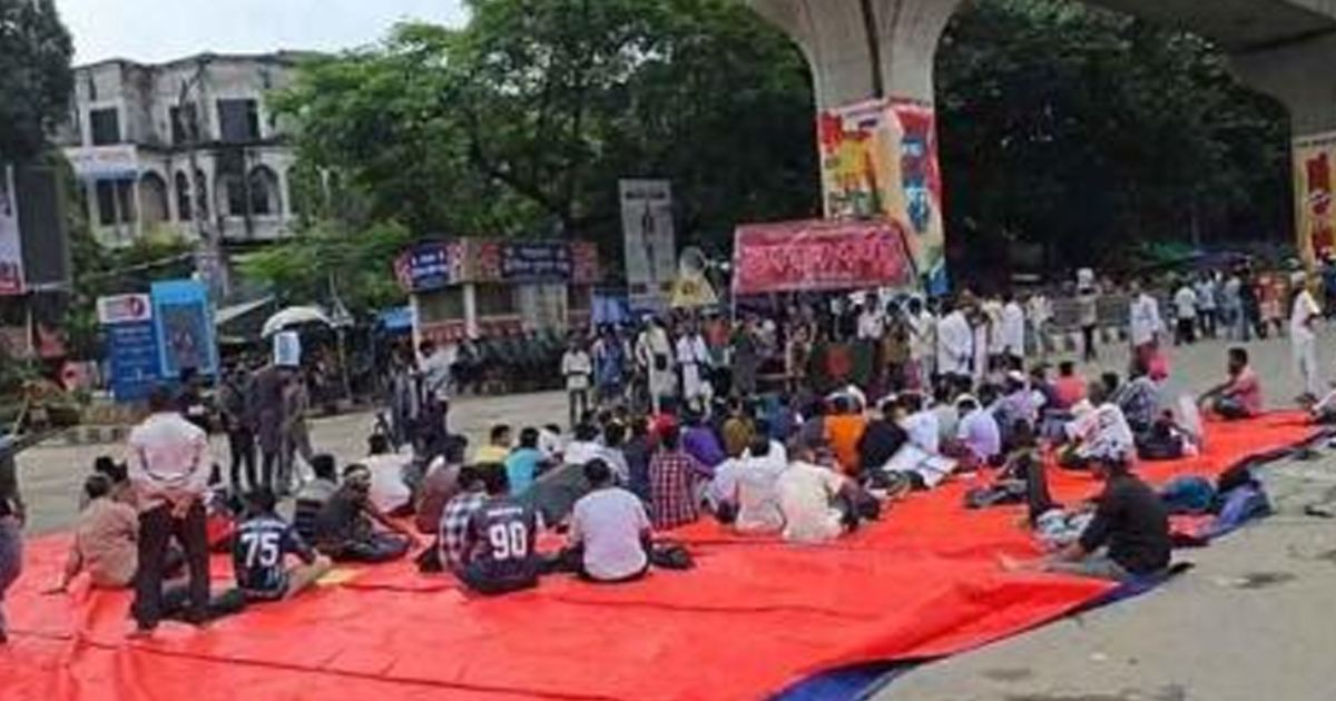 জুলাই সনদের দাবিতে শাহবাগে অবস্থান, যান চলাচল বন্ধ ফিনিক্স