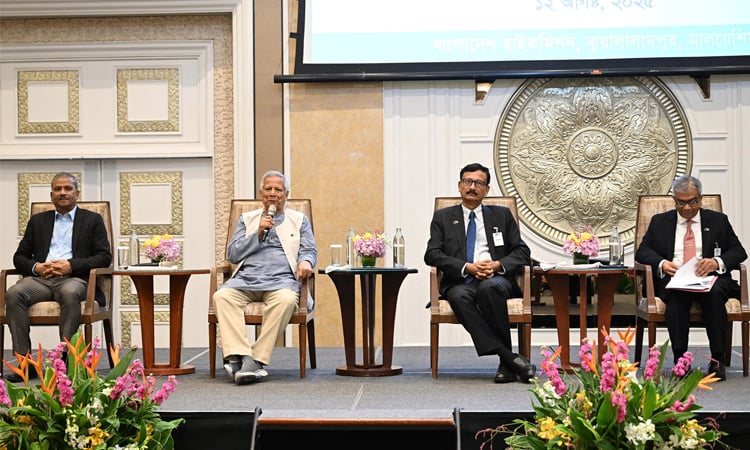 প্রবাসীদের রেমিটেন্সে অর্থনীতি মজবুত অবস্থায় ঘুরে দাঁড়িয়েছে : প্রধান উপদেষ্টা ডিএসই