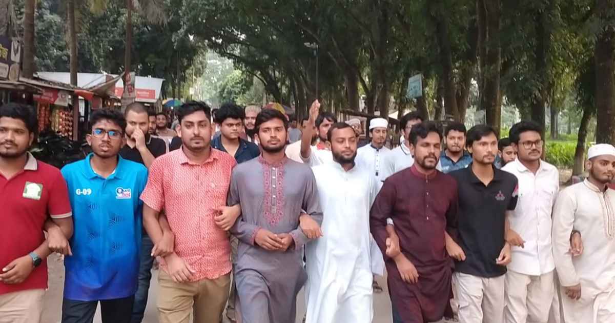 চবিতে স্থানীয় সন্ত্রাসী হামলার প্রতিবাদে ইবিতে বিক্ষোভ ব্লক