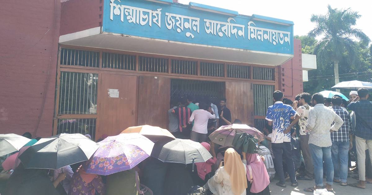 বাকৃবি অনির্দিষ্টকালের জন্য বন্ধ ঘোষণা, হল ত্যাগের নির্দেশ ব্লক