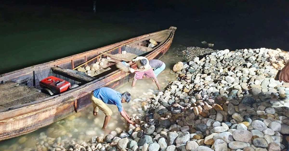 রাতেই উদ্ধার করে নদীতে ফেলা হয়েছে ১২ হাজার ঘনফুট সাদাপাথর হাক্কানি পাল্প