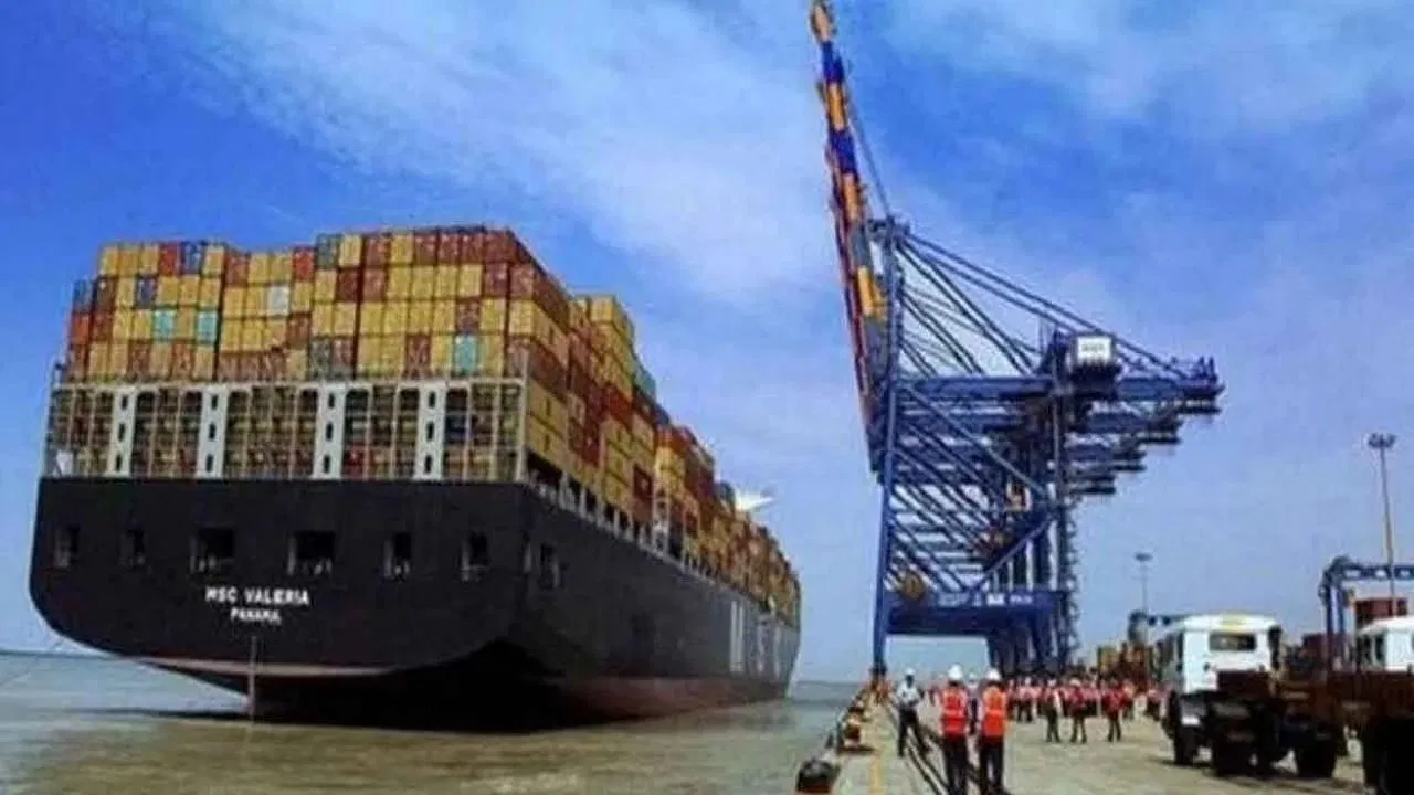 চট্টগ্রাম বন্দরের বর্ধিত শুল্ক এক মাসের জন্য স্থগিত: নৌপরিবহন উপদেষ্টা ডিএসই