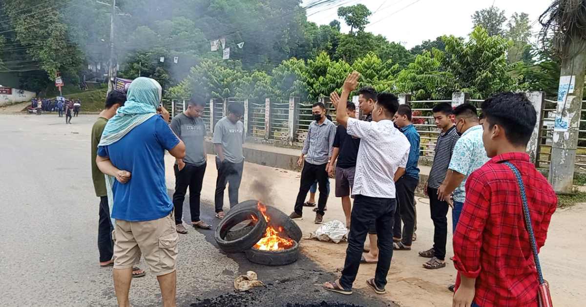 খাগড়াছড়িতে সড়ক অবরোধ, বিপাকে পর্যটকরা সাপ্তাহিক