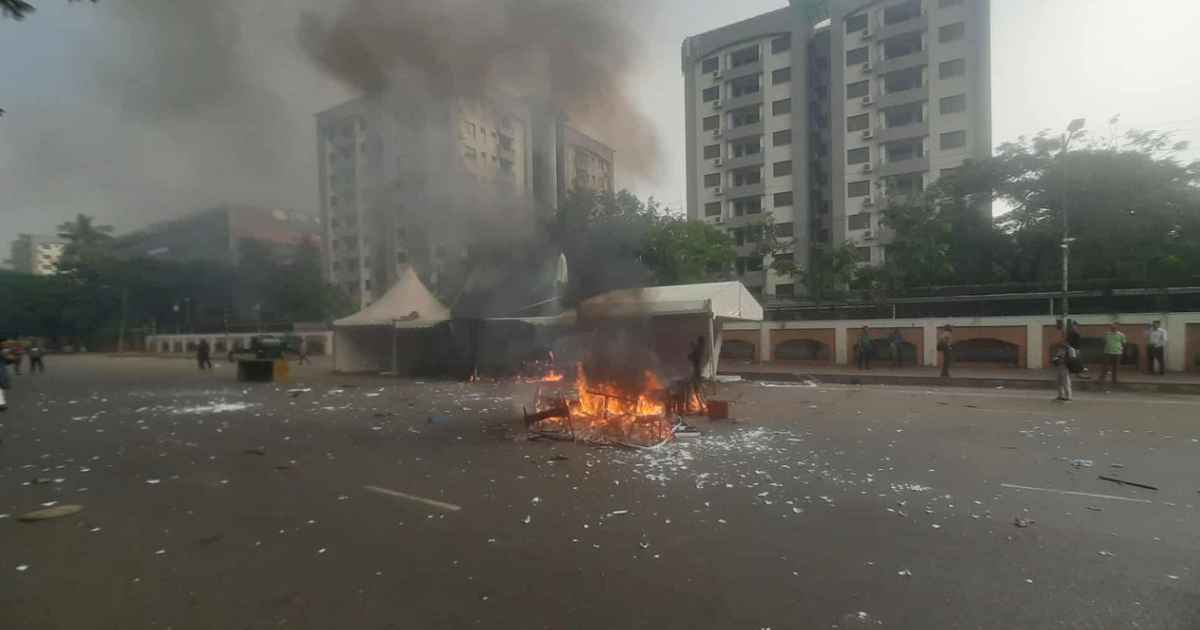 জুলাই সনদ স্বাক্ষর অনুষ্ঠান ঘিরে মানিক মিয়া এভিনিউ রণক্ষেত্র ব্লক