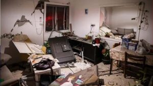 ইরানের হামলায় লণ্ডভণ্ড ইসরাইলের আরাদ, নিহত ৬