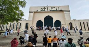 রমজানের শেষ জুমা: বৃষ্টি উপেক্ষা করে বায়তুল মোকাররমে মুসল্লিদের ঢল